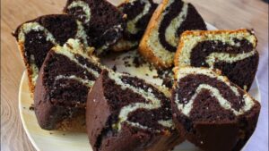 Bolo de Chocolate e Baunilha Perfeito para o Lanche: Super Fofinho e Fácil de Fazer!