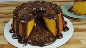 Bolo de Cenoura com cobertura de chocolate que deixa a mesa ainda mais bonita