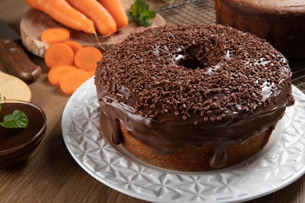 Bolo de Cenoura com cobertura de chocolate 