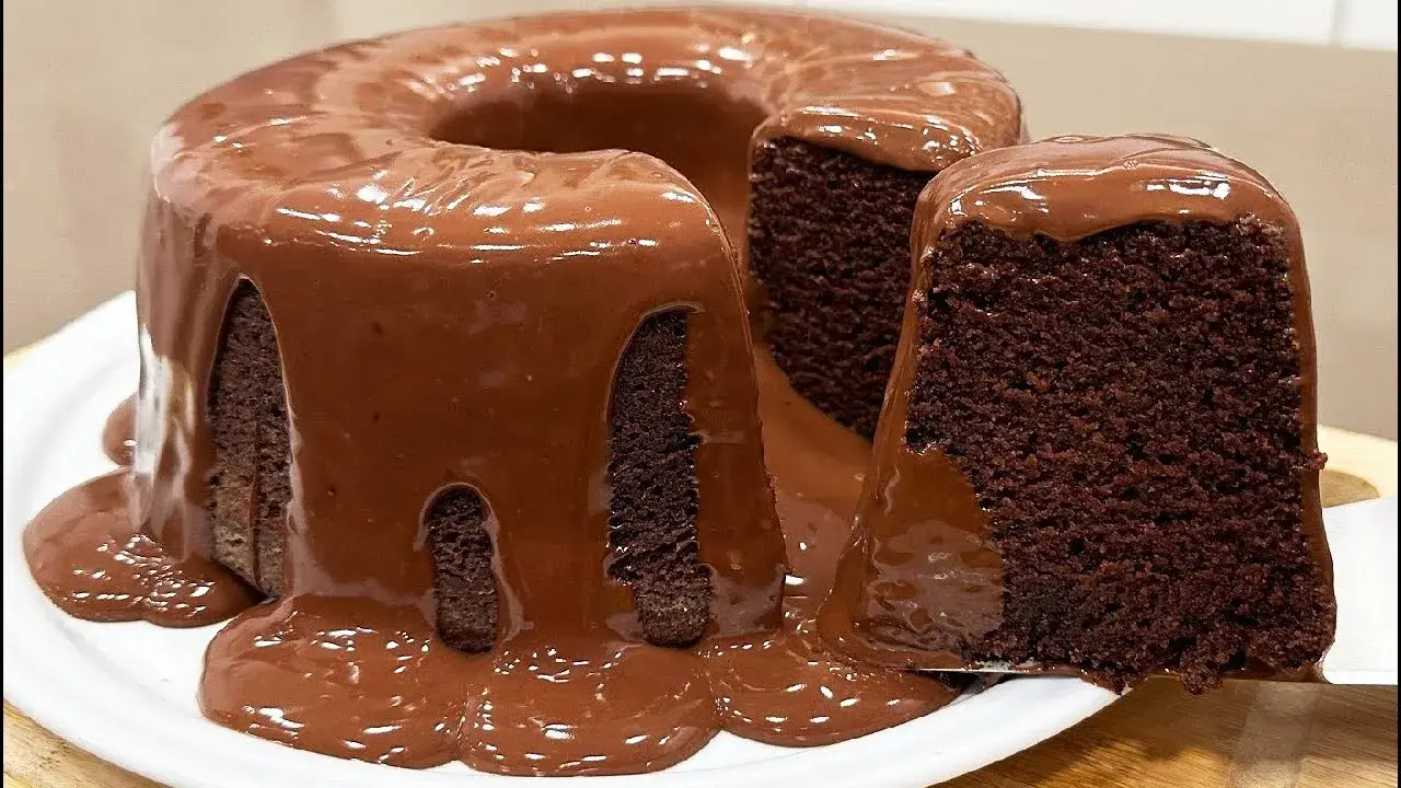 Bolo de Chocolate Fofinho com Cobertura