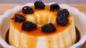 Manjar de Coco Cremoso com Calda de Ameixa: A Sobremesa Perfeita e Fácil de Fazer