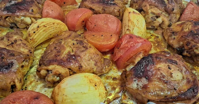 Melhores Receitas: Sobrecoxa de Frango Assada no Forno com Batatas e Tomate