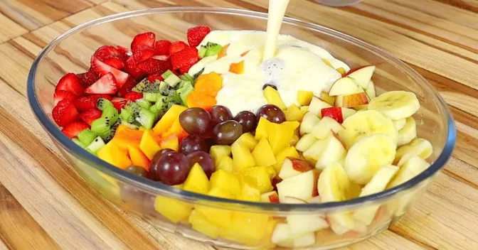 Sobremesas: Transforme Frutas em uma Salada de Frutas Cremosa e Irresistível