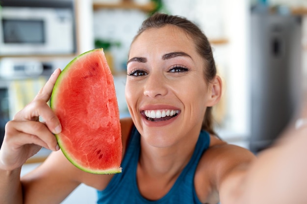 Benéficos das Frutas: Benefícios da Melancia: A Fruta Ideal para o Verão e Sua Aposta de Consumo 