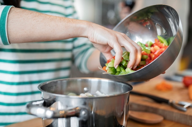 Sobremesas: Quais as 5 Panelas Mais Saudáveis para Cozinhar? (e quais as mais tóxicas) 