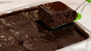 Bolo de Chocolate Amanteigado com Cobertura Brilhante Veja