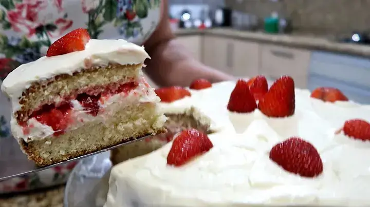 Um bolo de morango é perfeito para sobremesas ou ocasiões especiais. Ele combina uma textura...