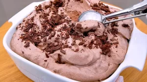Sorvete de Chocolate Cremoso e Rápido, Perfeito Para Dias Quentes