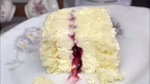 Bolo Gelado de Laka com Frutas Vermelhas Pensa em um Bolo Gostoso