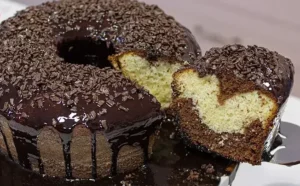 Bolo Mesclado Molhadinho com Calda de Chocolate: Uma Delícia Simples e Rápida de Fazer