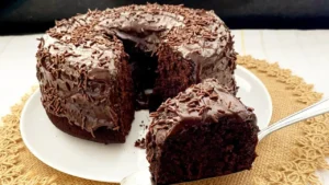 Bolo de Chocolate Fofíssimo com Cobertura de Brigadeiro Fácil de Fazer já Faça