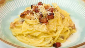 Como Fazer um Macarrão à Carbonara Cremoso Igual de Restaurante Chique