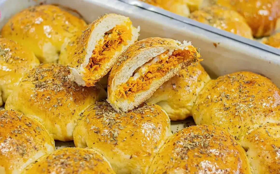 Pão Recheado com Frango e Catupiry: Sabor Irresistível para Qualquer Momento