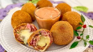 Bolinho de Linguiça com Queijo: O Lanche que Vai Deixar Seus Amigos com Água na Boca