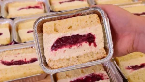 Bolo Gelado com Leite Ninho e Geleia de Morango: Você Precisa Fazer