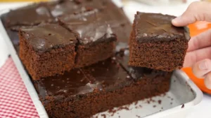 Bolo de Chocolate Fofinho com Casquinha Crocante: Uma Delícia e Fácil de Fazer