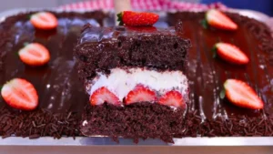 Bolo de Chocolate com Leite Ninho e Morangos Frescos