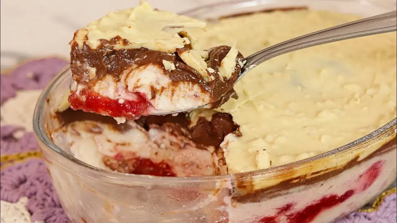 Bombom na Travessa Cremoso com Morango e Chocolate: Essa Sobremesa é Perfeita já Faça
