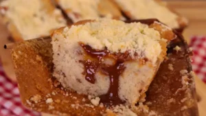 Cuca de Banana com Doce de Leite e Nozes: Uma Delícia Macia e Crocante Veja
