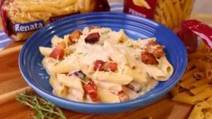 Macarrão Cremoso com Frango, Bacon e Queijo: Uma Receita Rápida e Saborosa para Todos