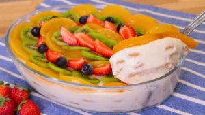 Pavê de 4 Leites Cremoso com Frutas: Uma Sobremesa Deliciosa e Fácil de Fazer