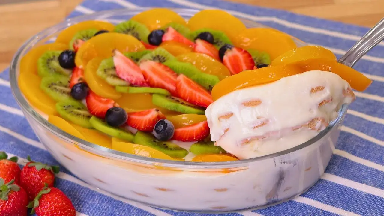 Pavê de 4 Leites Cremoso com Frutas: Uma Sobremesa Deliciosa e Fácil de Fazer