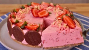 Torta Mousse de Morango: Fácil, Cremosa e Sem Gelatina Fica uma Delícia