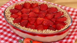 Torta de Morango na Travessa: Fácil, Rápida Pra Quem Ama Morangos