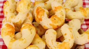Biscoito de Polvilho com Fubá e Queijo: Crocante por Fora e Macio por Dentro Veja