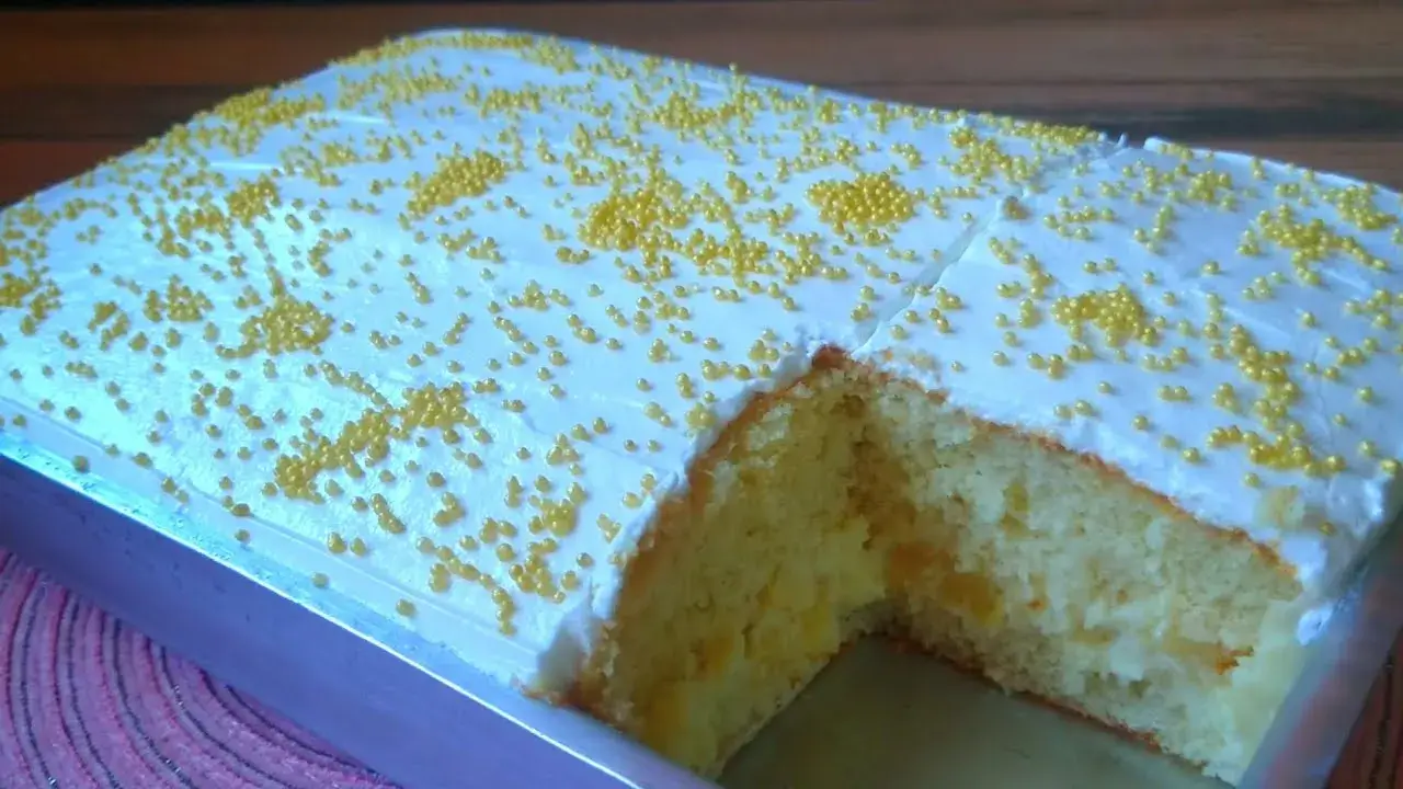 Bolo Gelado de Abacaxi com Recheio Cremoso: Gostinho de Infância
