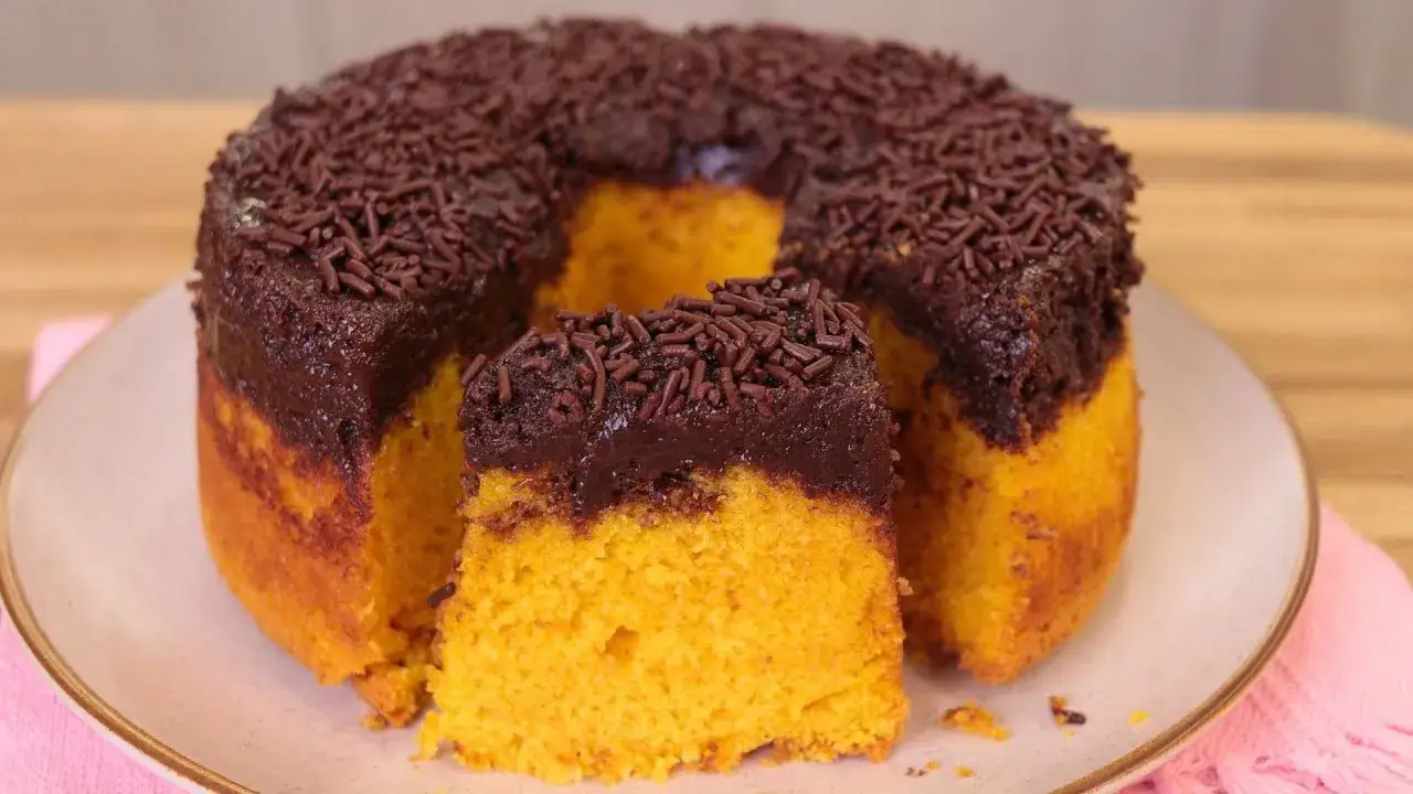 Bolo de Cenoura com Brigadeiro Invertido: Praticidade e Sabor em Cada Fatia