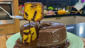 Bolo de Cenoura com Cobertura Dupla de Chocolate: A Receita Irresistível que Vai Surpreender