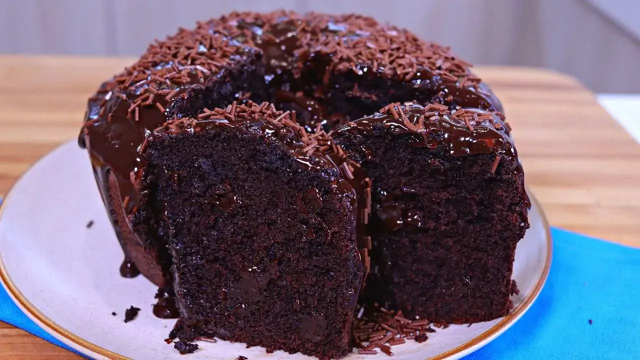 Bolo de Chocolate Fofinho com Cobertura de Chocolate Especial