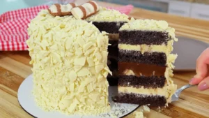 Bolo de Kinder Bueno, Esse Bolo Vai Fazer Sucesso na Sua Mesa do Café (Tem Vídeo da Receita)