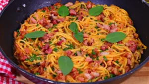 Macarronada com Bacon: Um Prato Prático e Saboroso em Minutos