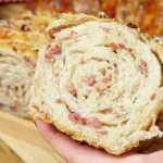 Pão Caseiro de Calabresa e Queijo: Receita Fácil Para Arrasar no Lanche