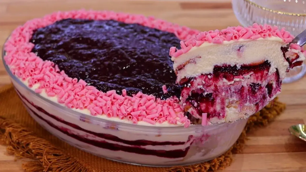 Pavê de 4 Leites com Geleia de Frutas Vermelhas: A Sobremesa dos Sonhos Veja