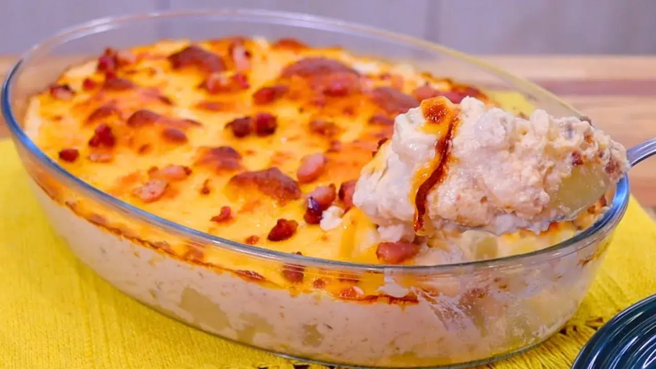 Batata Gratinada Cremosa com Molho de Queijo e Bacon: Receita Fácil e Saborosa