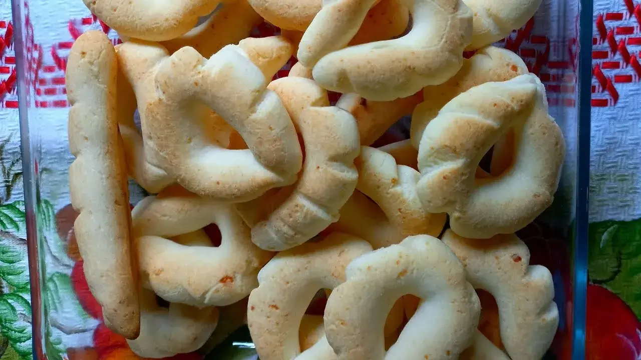 Biscoito de Queijo Fácil: Prepare em 30 Minutos Essa Delícia que Derrete na Boca