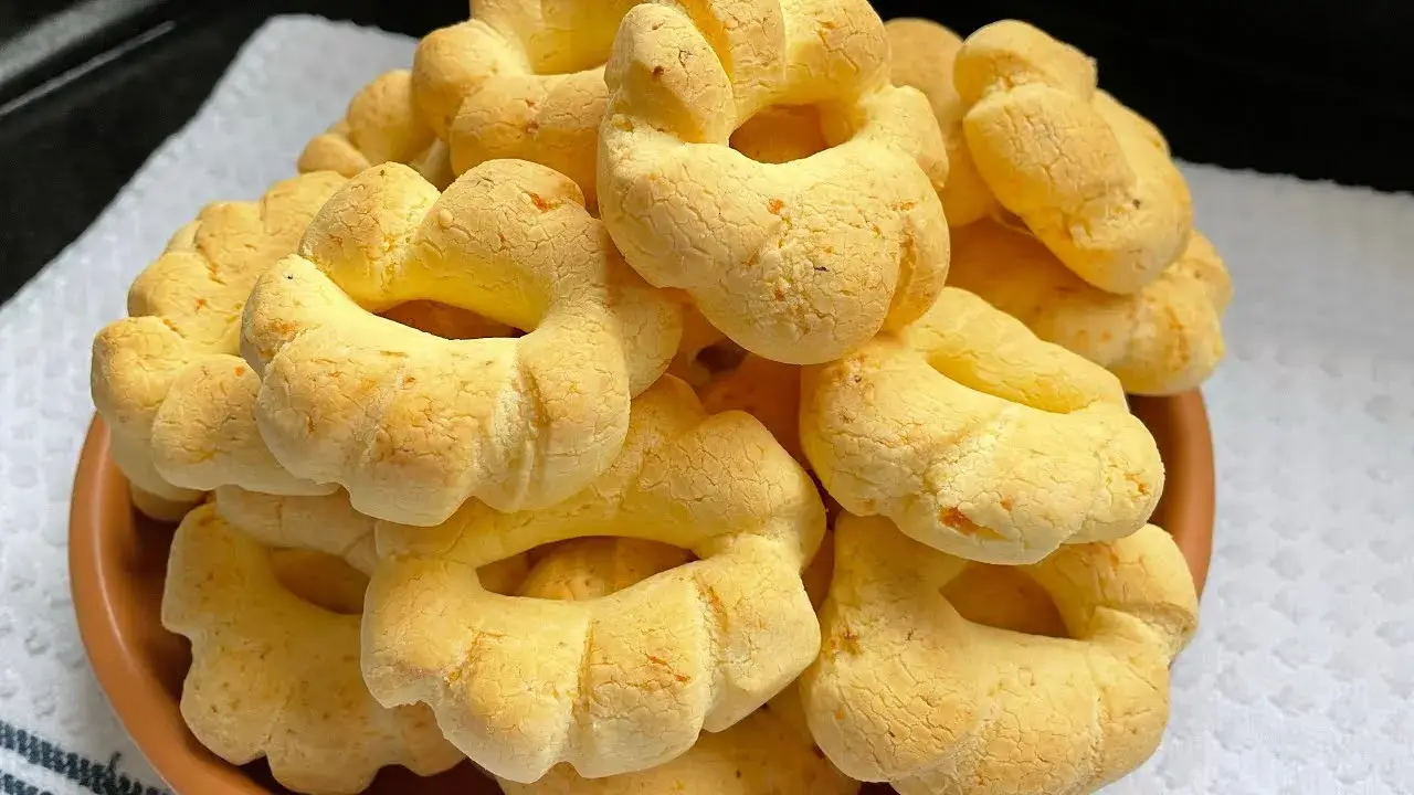 Biscoitos de Queijo com Creme de Leite para o Cafezinho da Tarde