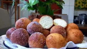 Bolinhos de Chuva com Polvilho: Bolinhos Frito Para o Seu Cafezinho