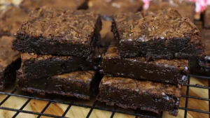 Brownie Tradicional Fácil e Molhadinho: Aprenda a Receita com Casquinha Crocante