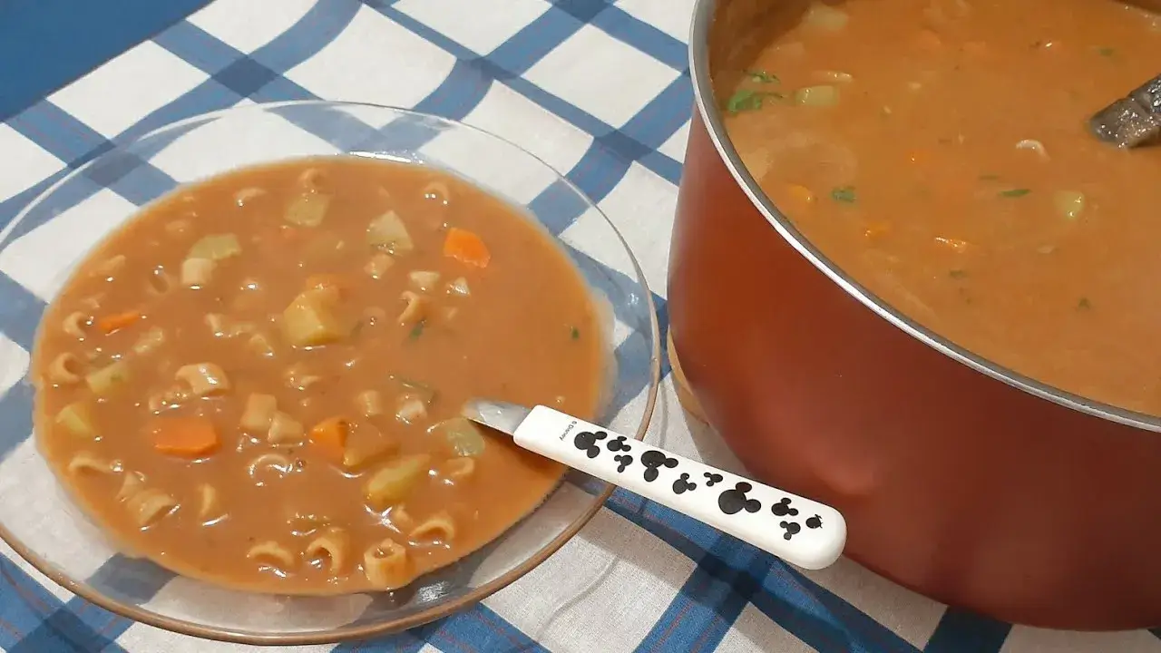 Sopa de Feijão Simples e Saborosa: Receita Prática para Aquecer Seu Dia