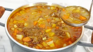 Sopa de Carne com Osso e Legumes: Receita Fácil, Quentinha e Cheia de Sabor