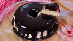 Sorvetão Cremoso com Calda de Chocolate: A Sobremesa Perfeita para Refrescar Seu Verão