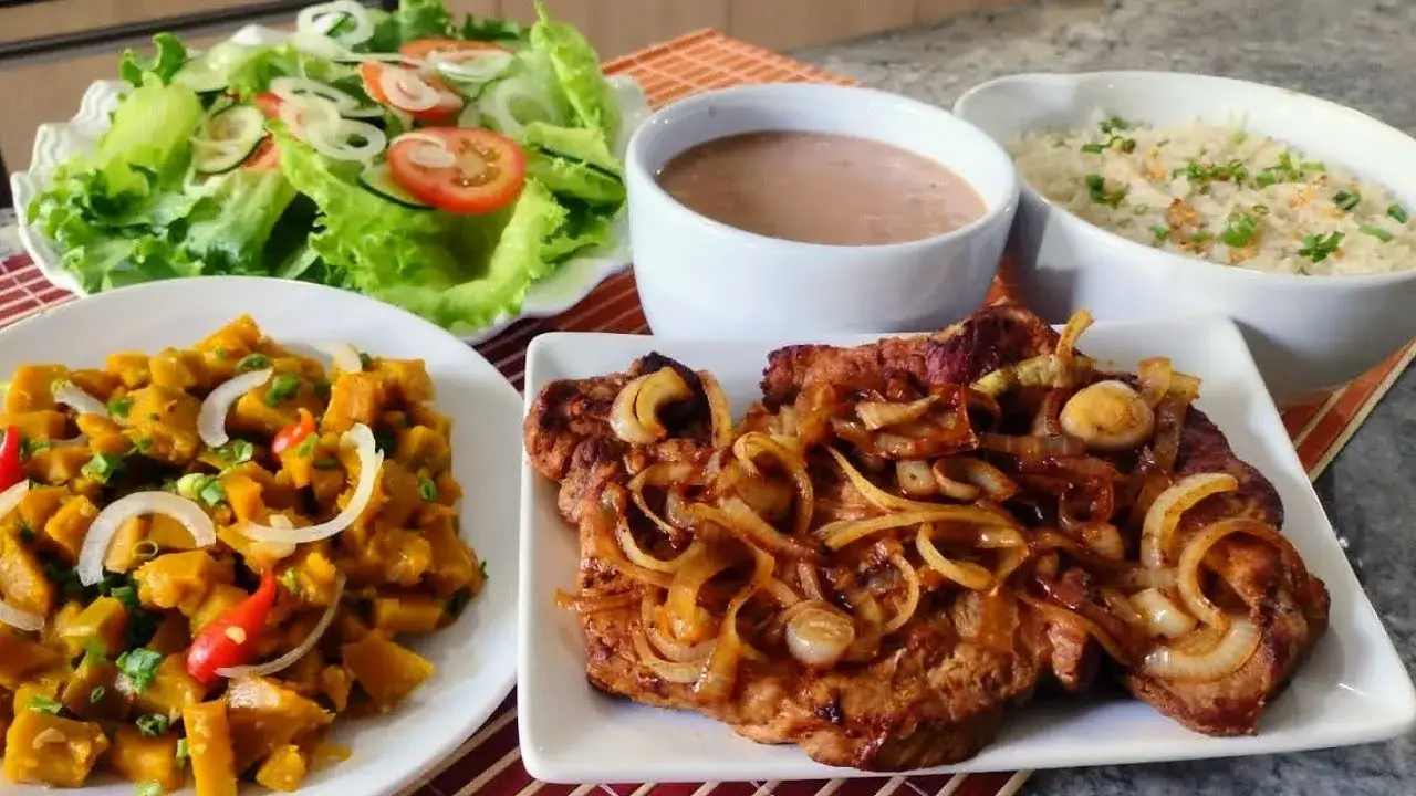 Almoço Prático e Saboroso: Receita de Bisteca para Variar Seu Cardápio