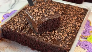 Bolo de Chocolate Super Molhadinho: Receita Fácil e Deliciosa para o Café