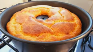 Bolo de Fubá com Leite Quente e Goiabada: Receita Tradicional e Fofinha