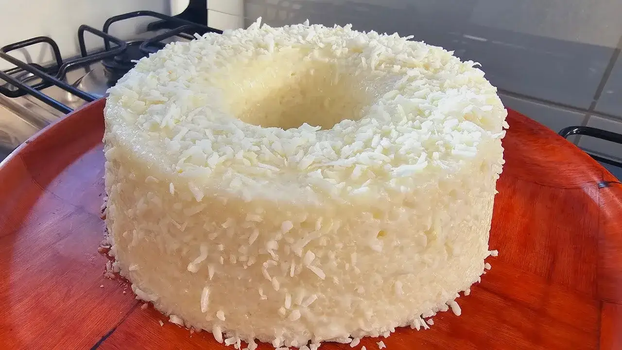 Bolo de Tapioca Cremoso com Coco: Uma Delícia Sem Forno e Sem Ovos