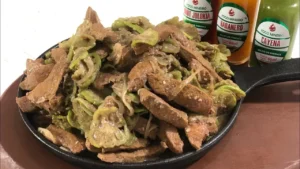 Fígado Acebolado com Jiló: Receita Tradicional e Fácil para Fazer em Casa